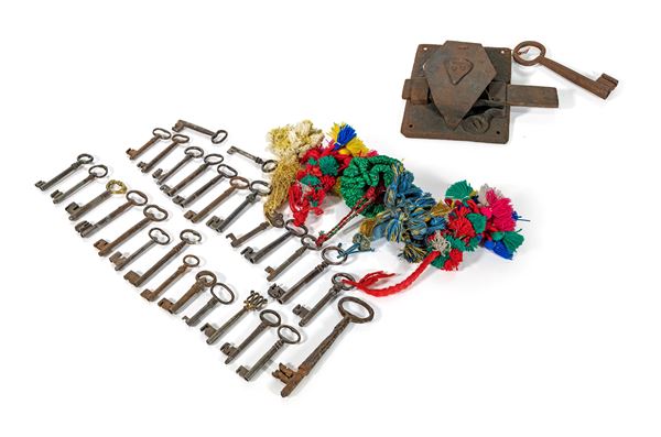 Lotto composto da un'antica serratura in ferro e 28 chiavi diverse per mobili