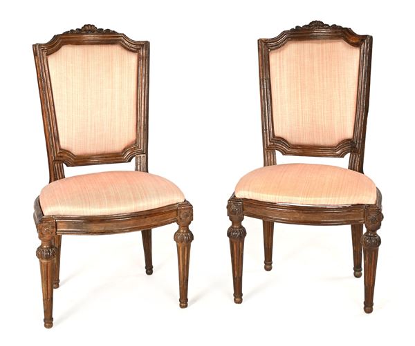 Coppia di sedie in noce, fine del XVIII secolo