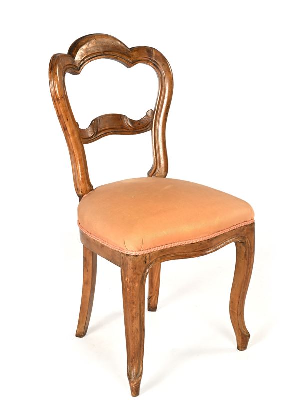 Sedia in noce con schienale a giorno e sedile imbottito