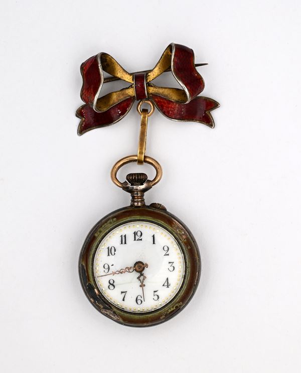 Anonimo svizzero - Orologio monachina da tasca con scappamento a cilindro remontoir, cassa in argento 800/000 dorato e smaltato con una stella alpina. Spilla a fiocco con smalto rosso