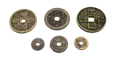 Lotto di sei riproduzioni di monete cinesi in metallo