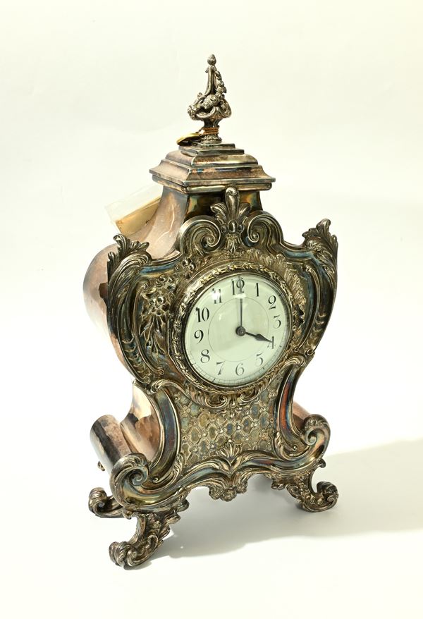 Orologio da tavolo d'epoca Art Nouveau con cassa in argento Sterling con punzoni Londra 1900. Meccanica 8 giorni con carica a chiavetta a farfalla, scappamento ad ancora con bilanciere monometallico e spirale piana. Quadrante in smalto
