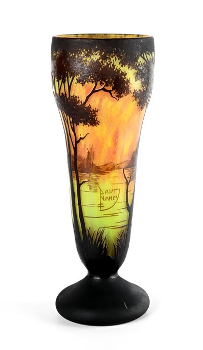 Vaso in Vetro nei Colori Dell'arancio e del Verde Decorato con Veduta di Paesaggio Lacustre