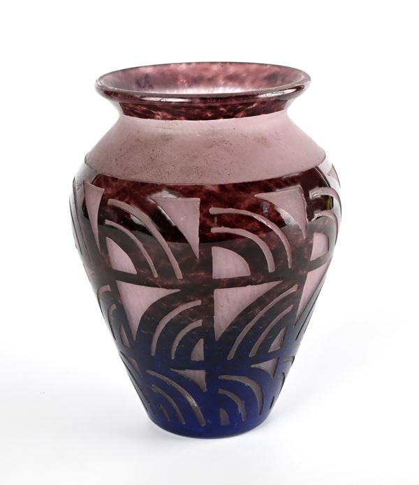 Vaso in vetro nei toni del blu e del viola a motivi geometrici