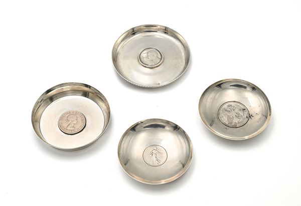4 Piattini in argento 800/000 e 925/000 con al centro: 2 Franchi 1912 Terza Repubblica Francia; 50 Dinara 1932 Alessandro I Jugoslavia; 30 Dracme 1964 Grecia Paolo I; Half Crown 1956 Elisabetta II Gran Bretagna