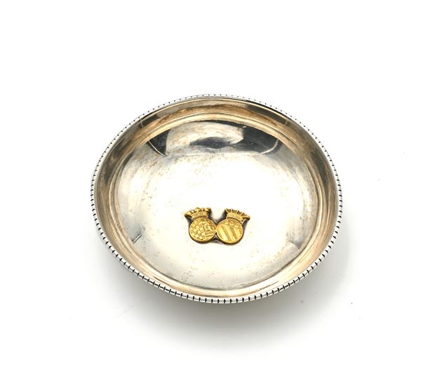 Piattino in argento con al centro 2 stemmi nobiliari applicati in metallo dorato