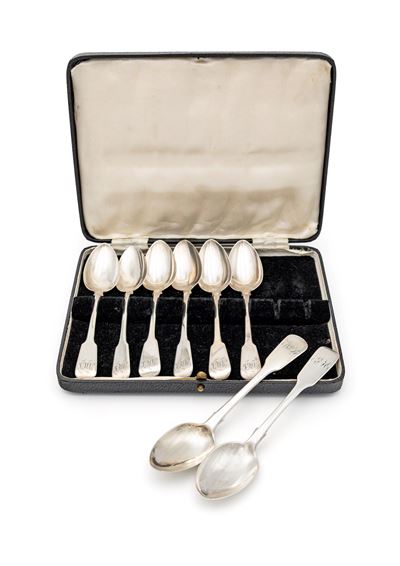 Otto Cucchiai da Dessert in Argento dalle Analoghe Caratteristiche, Londra, 1807 Entro Astuccio
