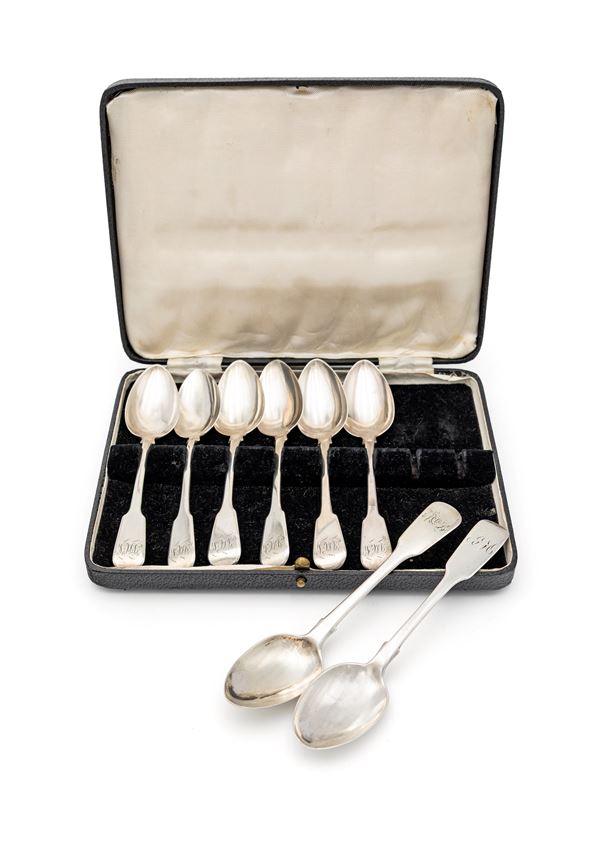 Otto cucchiai da dessert in argento dalle analoghe caratteristiche, Londra, 1807 entro astuccio