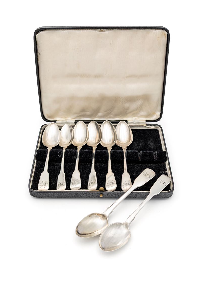 Otto Cucchiai da Dessert in Argento dalle Analoghe Caratteristiche, Londra, 1807 Entro Astuccio