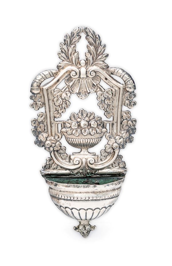 Piccola acquasantiera in lamina d'argento sbalzata, regno lombardo veneto, Venezia, seconda metà del XIX secolo
