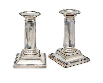 Coppia di Candelieri da Tavolo in Argento a Forma di Colonna, Londra, 1889