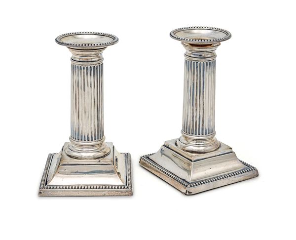 Coppia di candelieri da tavolo in argento a forma di colonna, Londra, 1889