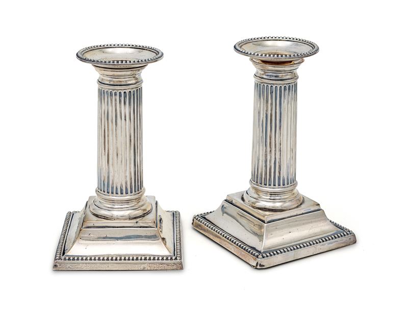 Coppia di Candelieri da Tavolo in Argento a Forma di Colonna, Londra, 1889