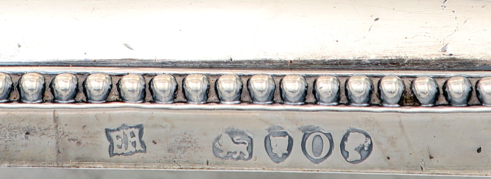Coppia di Candelieri da Tavolo in Argento a Forma di Colonna, Londra, 1889