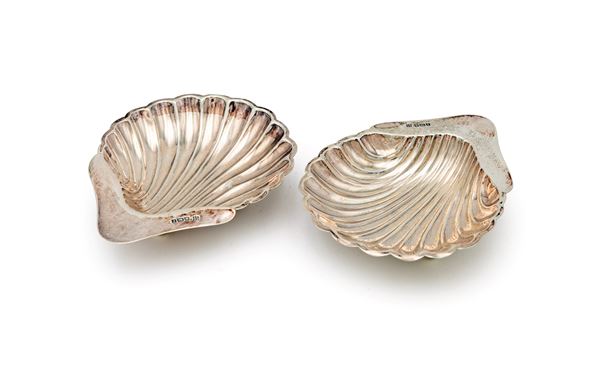 Coppia di piattini in argento a forma di conchiglia, città di Sheffield, 1909