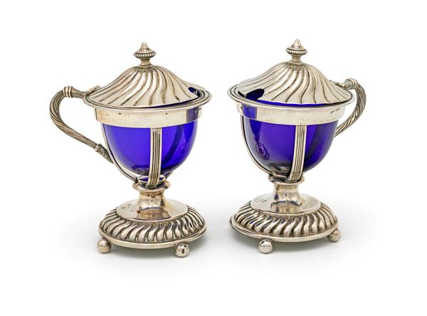 Coppia di saliere in argento e vetro blu