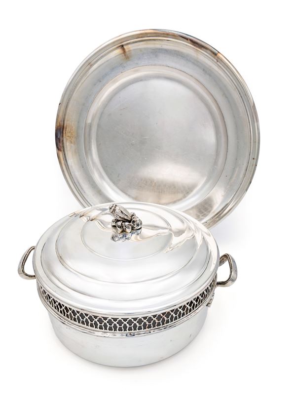 Porta pirofila circolare in metallo argentato con coperchio e vassoio