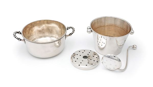 Piccolo secchiello portaghiaccio con cucchiaio e casseruola in metallo argentato