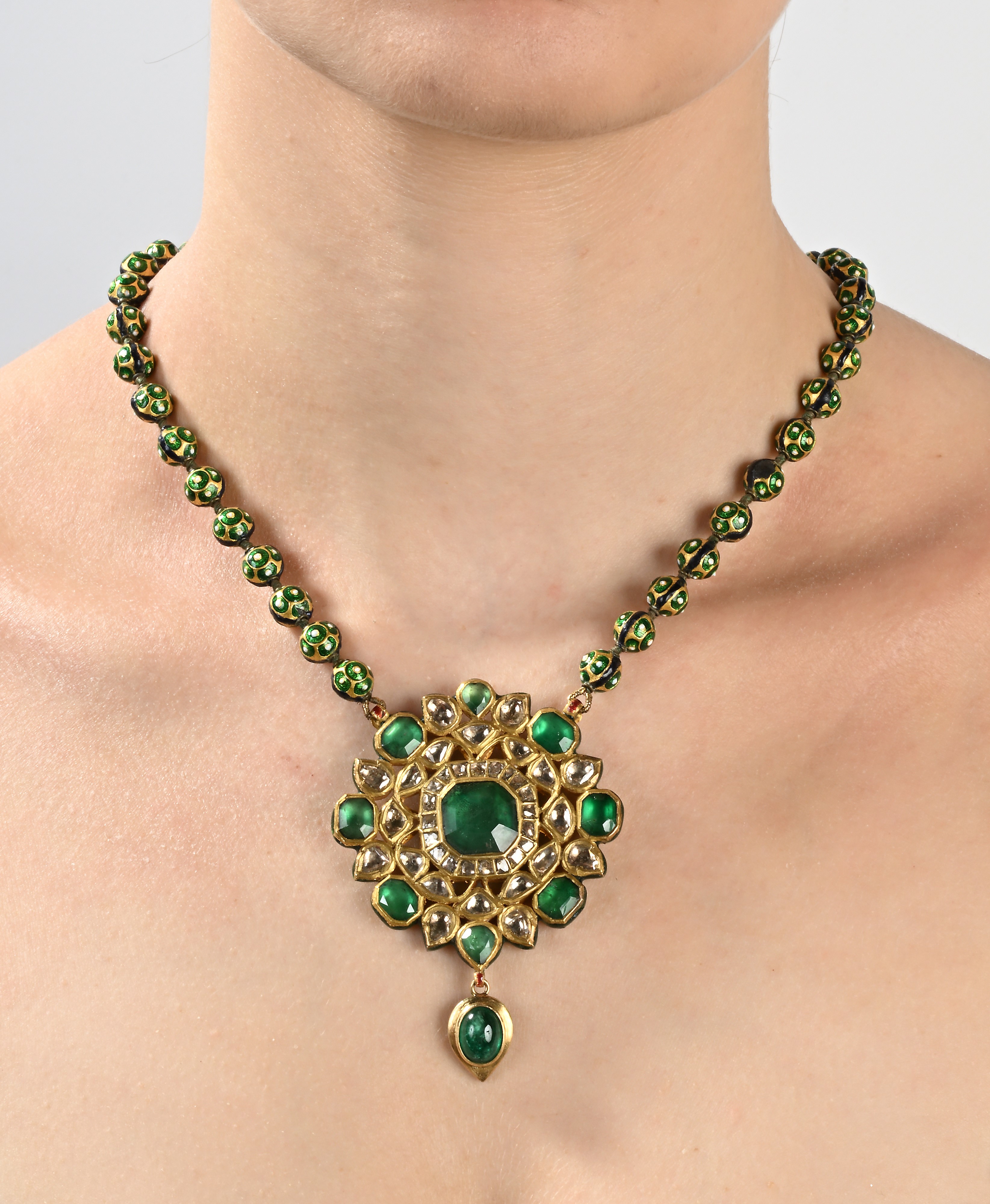 Pendente in Oro, Argento, Diamanti, Smeraldo, Pietre Verdi e Smalto