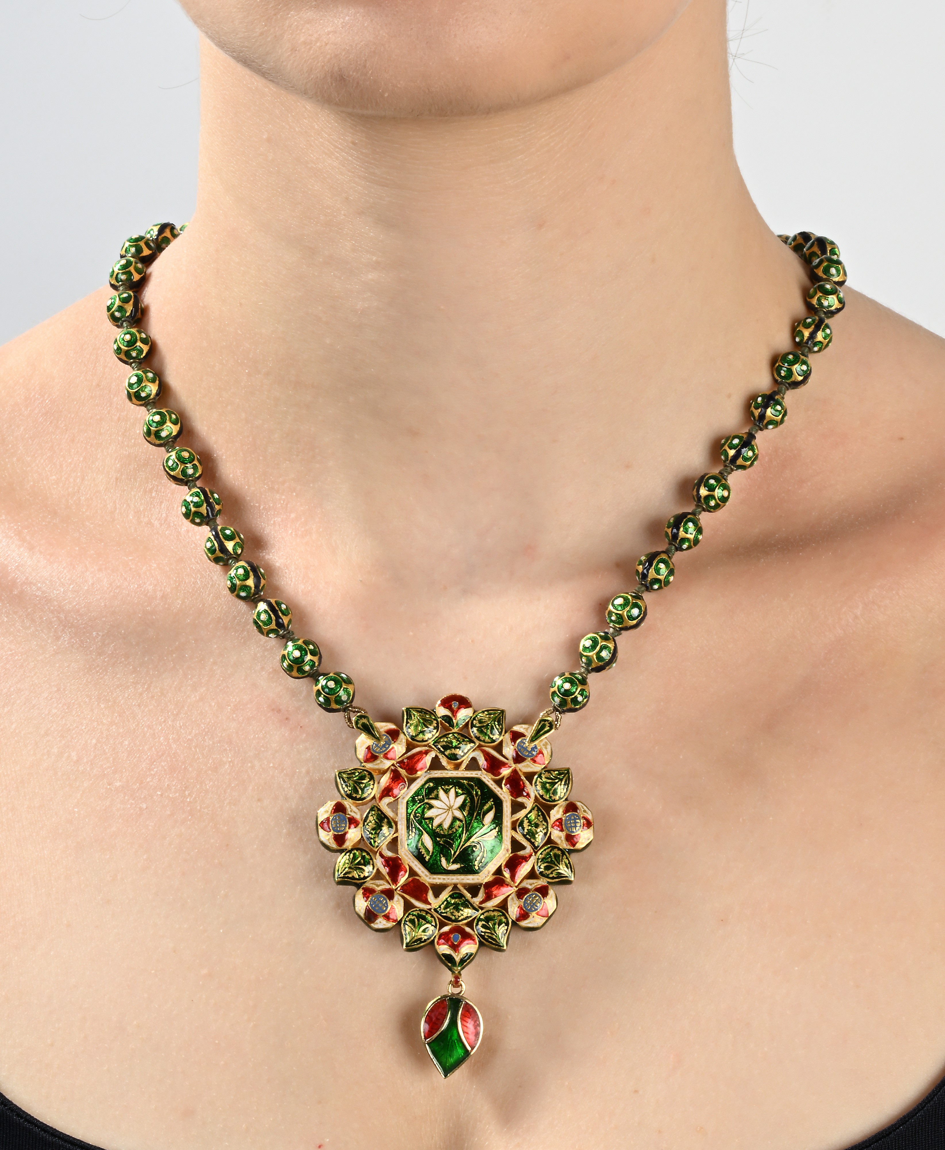 Pendente in Oro, Argento, Diamanti, Smeraldo, Pietre Verdi e Smalto