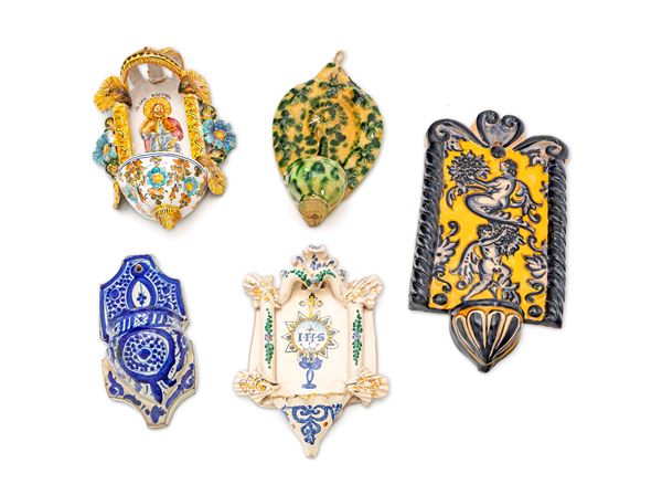 Cinque acquasantiere da muro in ceramica policroma di diversa manifattura, ceramica artigianale pugliese, siciliana e spagnola