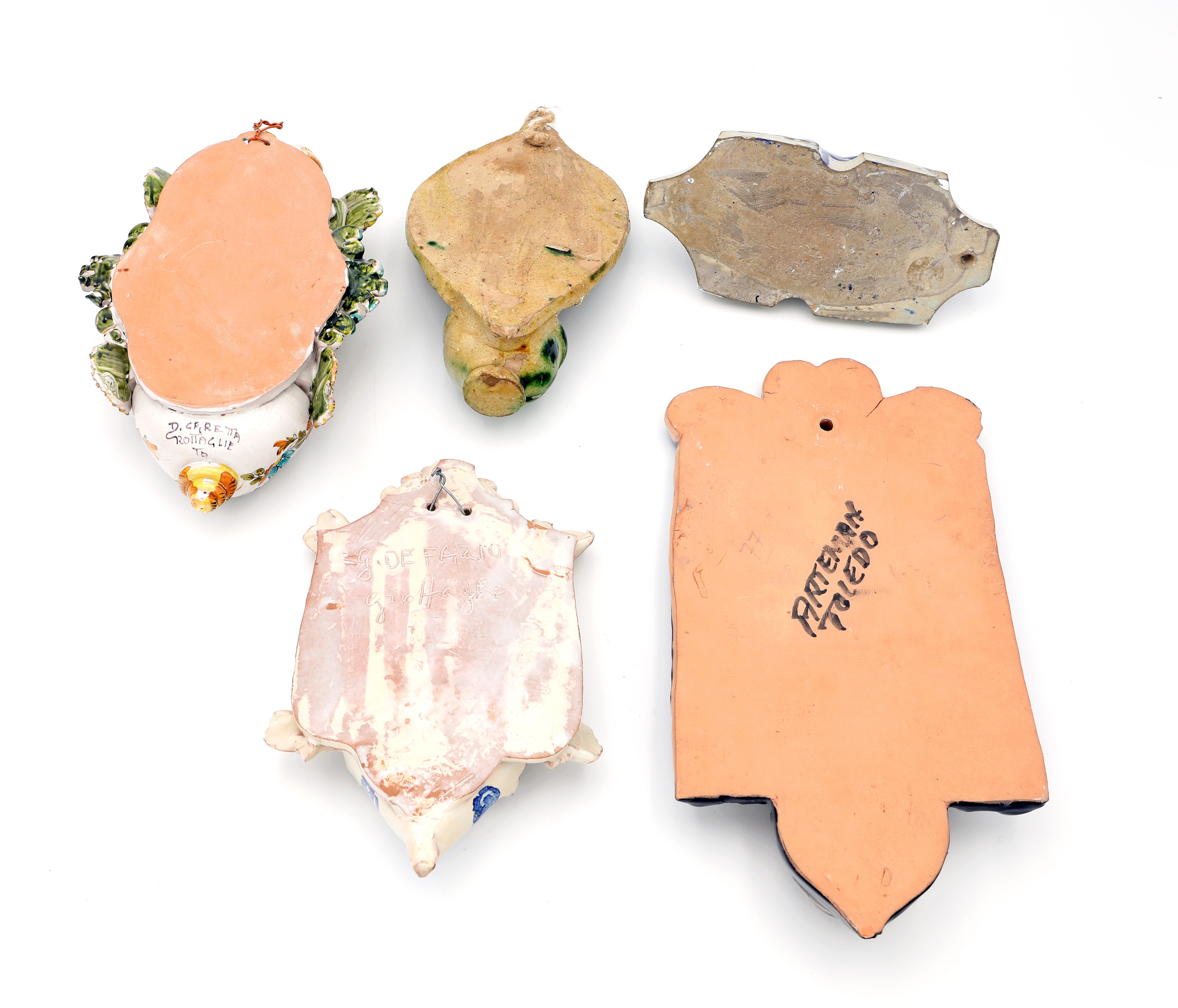 Cinque acquasantiere da muro in ceramica policroma di diversa manifattura, ceramica artigianale p...