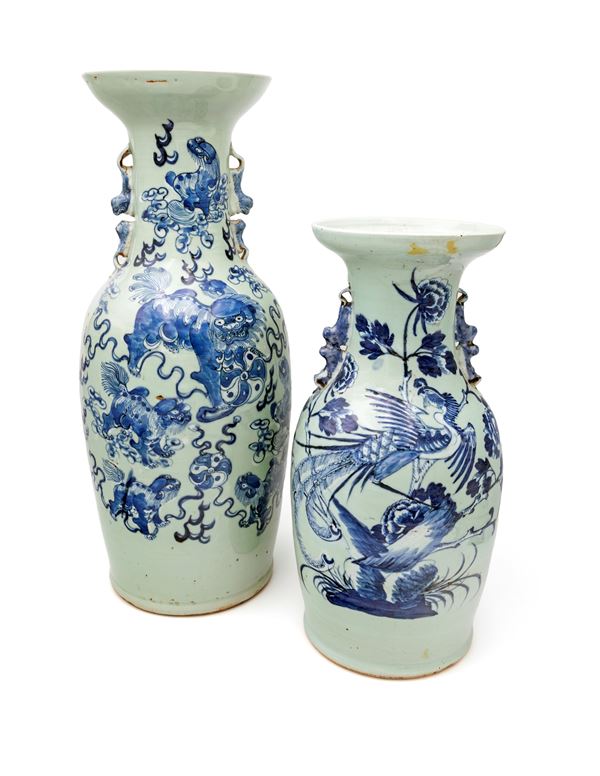 Due vasi a balaustro in porcellana dalle simili caratteristiche, Cina