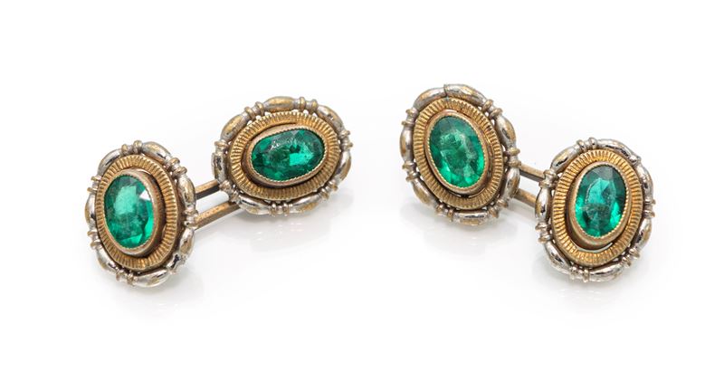 Gemelli in metallo dorato con pietre verdi, Inizi XX secolo, entro astuccio d'epoca