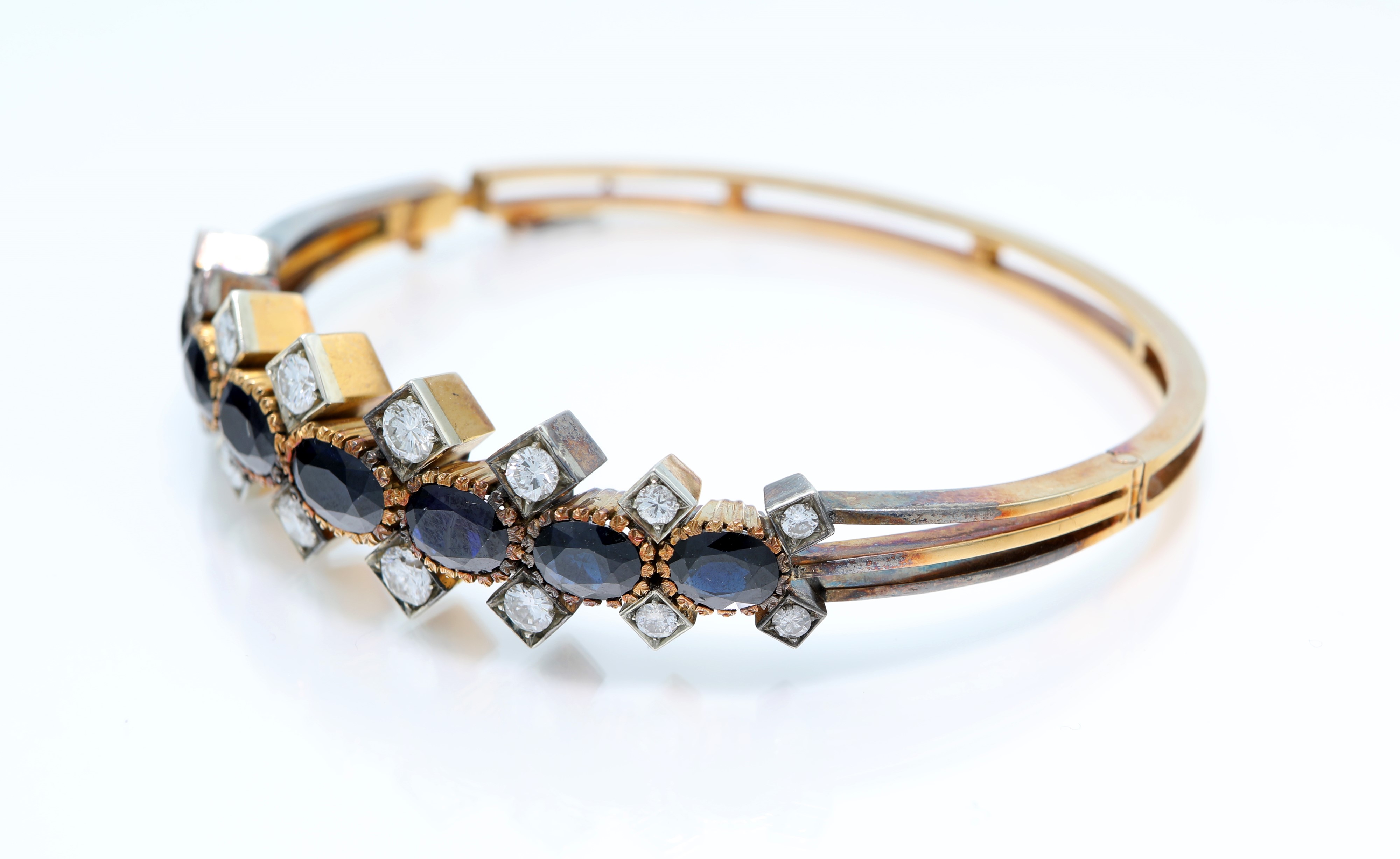 Bracciale Rigido in Oro, Zaffiri e Brillanti