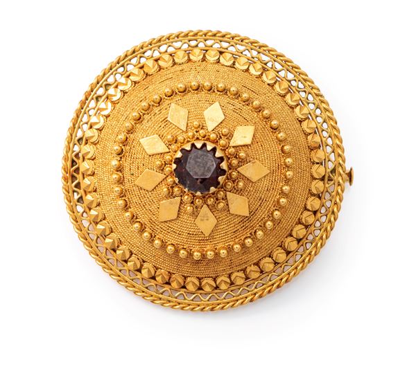 Spilla tonda in oro e granato centrale  - Asta Gioielli e Orologi - Casa d'Aste Arcadia