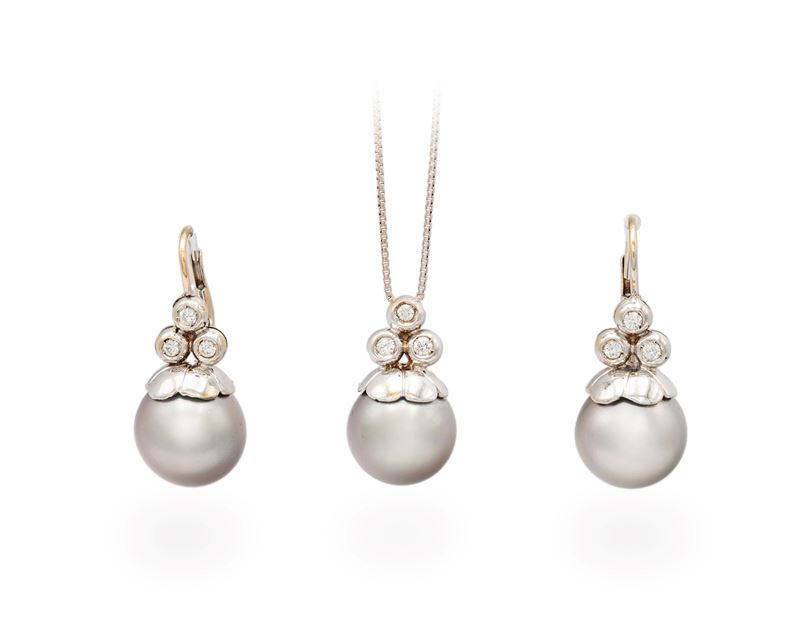 Parure Pendente ed Orecchini in Oro, Brillanti e Perle Tahiti