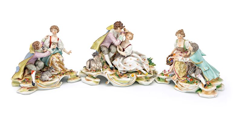 Tre gruppi in porcellana policroma, XX secolo, cofanetto espositore in pelle