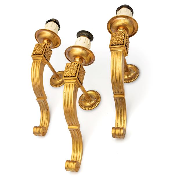 Tre appliques in bronzo dorato ad una luce
