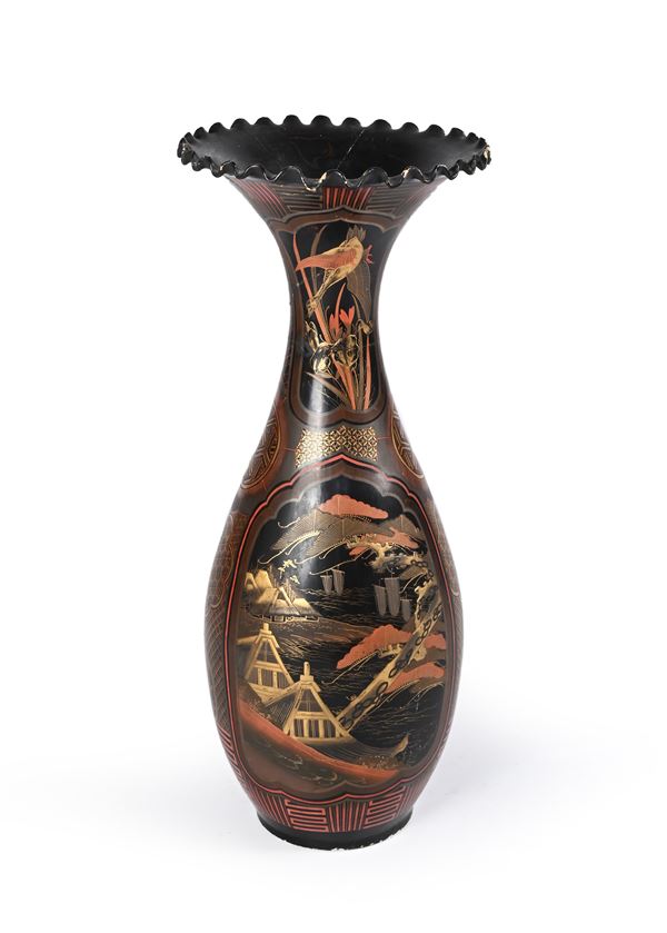 Grande vaso in porcellana rosso, nero e oro, Giappone, XIX secolo