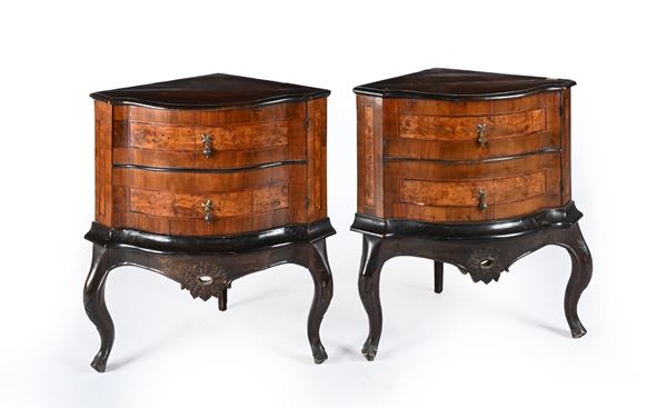 Coppia di angoliere in noce e radica