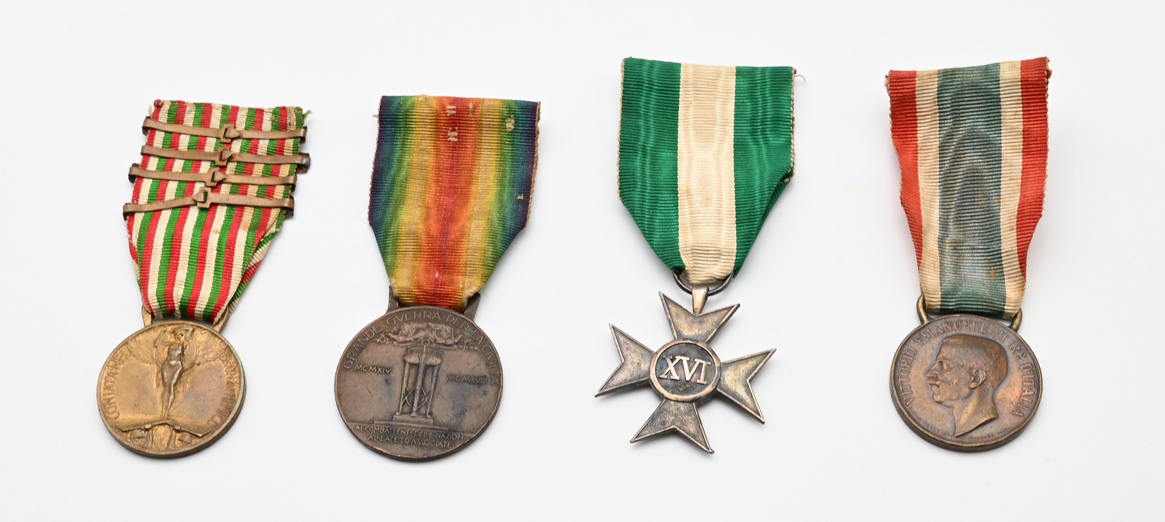 3 Medaglie in Bronzo della Prima Guerra Mondiale con Nastrini Originali e Medaglia (croce D'argen...