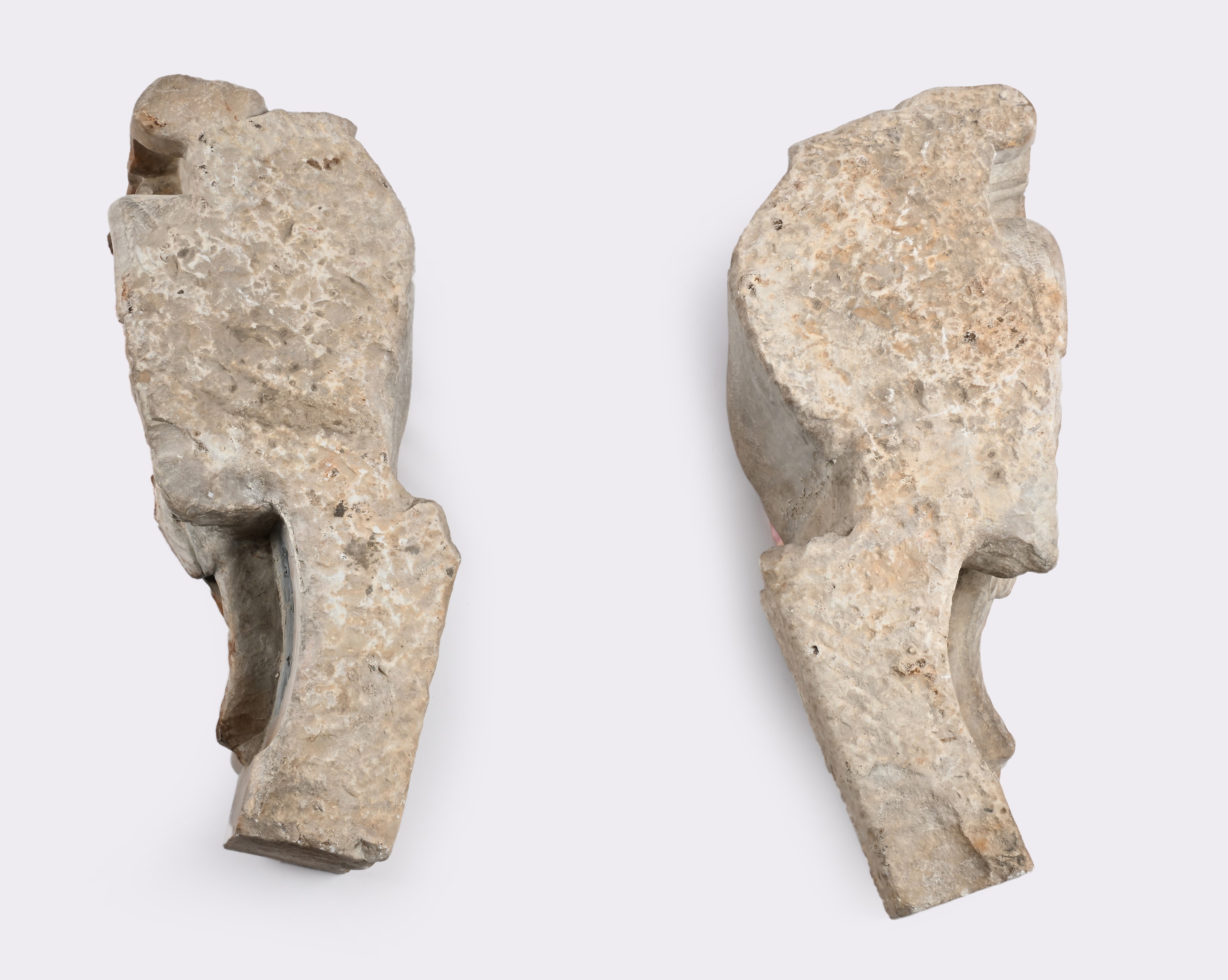 Coppia di frammenti architettonici in marmo con figure di cherubino