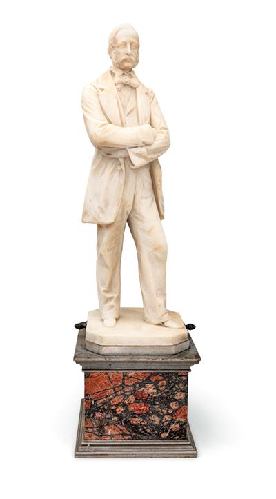 Figura Maschile in Piedi a Braccia Conserte
