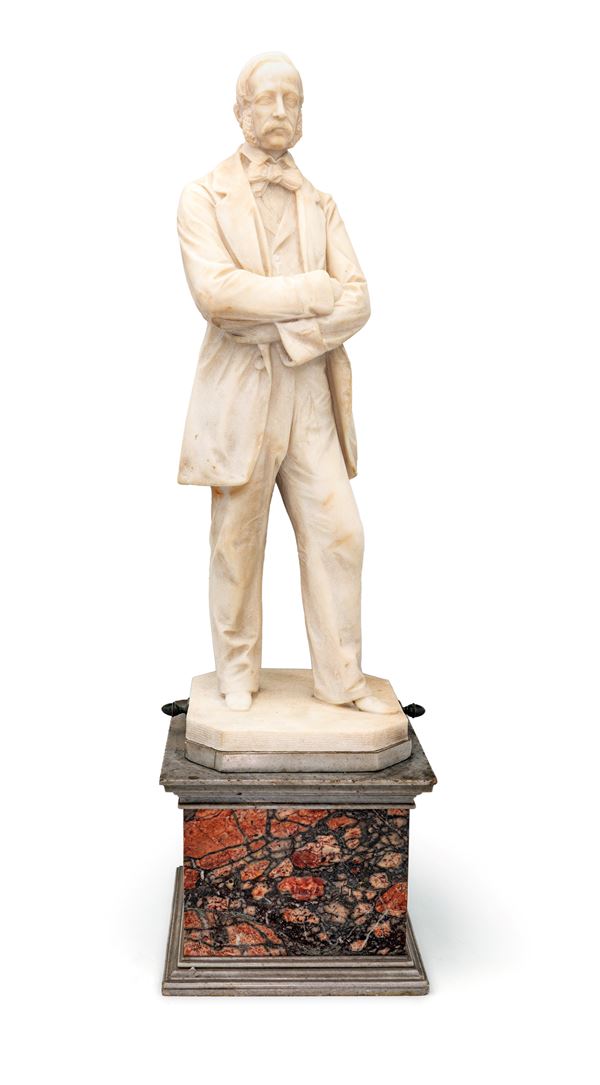 Figura maschile in piedi a braccia conserte