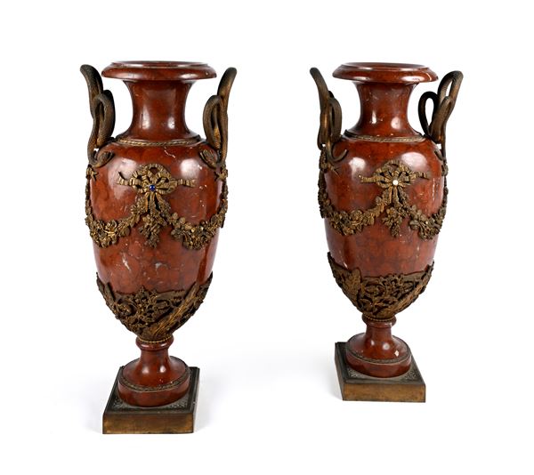 Coppia di vasi neoclassici in marmo rosso con anse in bronzo a forma di serpente, XIX secolo