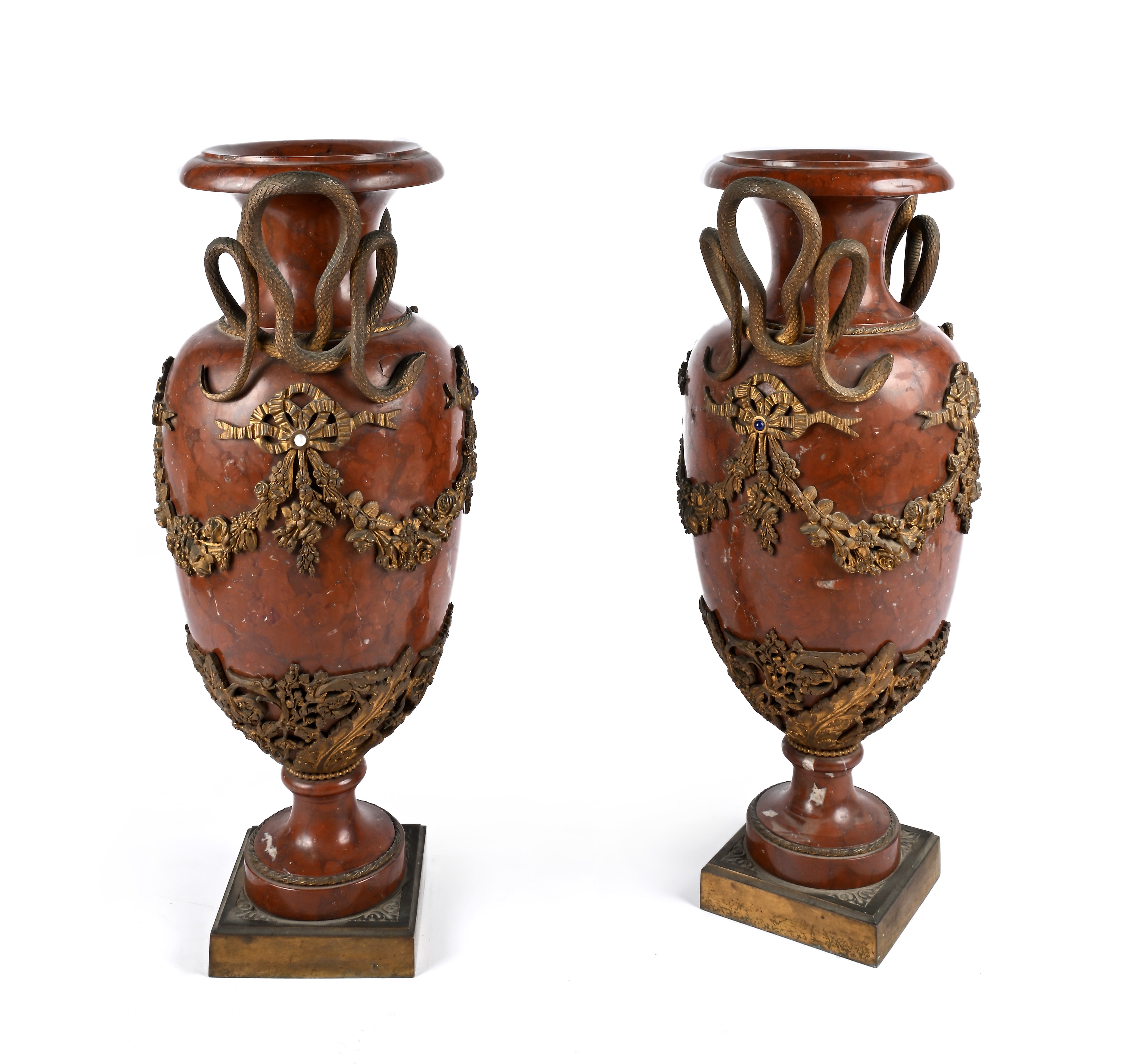 Coppia di vasi neoclassici in marmo rosso con anse in bronzo a forma di serpente, XIX secolo