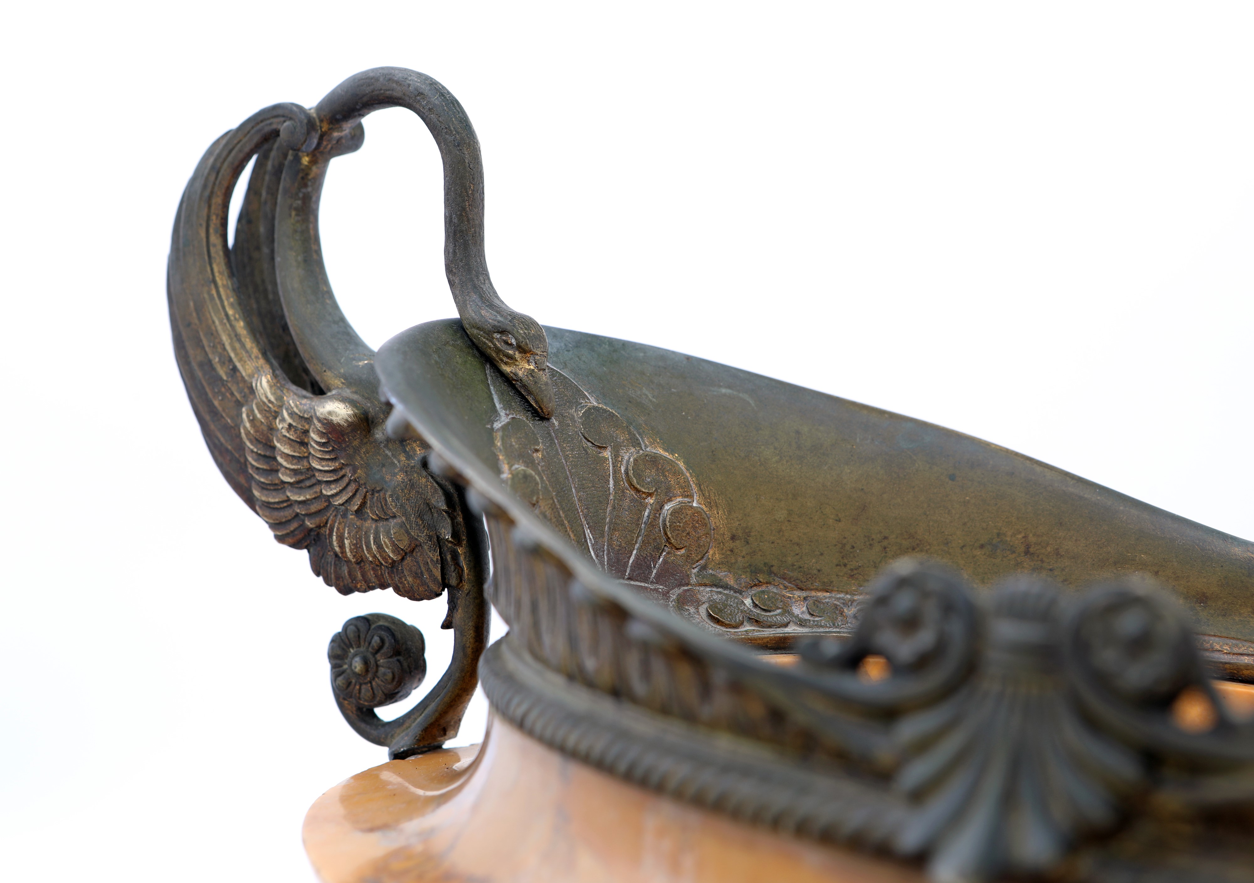 Coppa in marmo giallo di Siena e bronzo dorato, XIX secolo