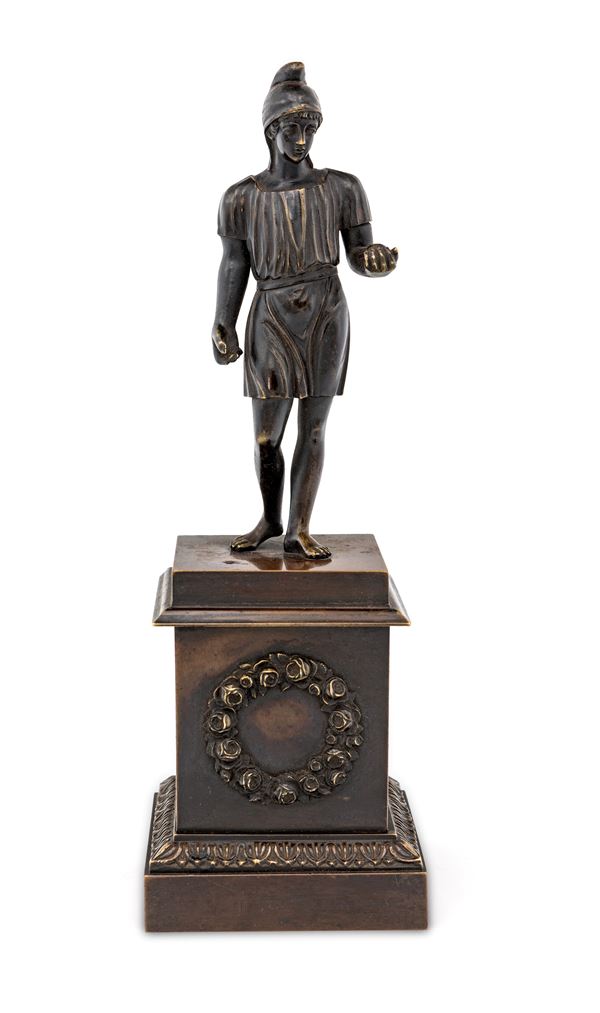 Piccola scultura in bronzo brunito raffigurante un oplita