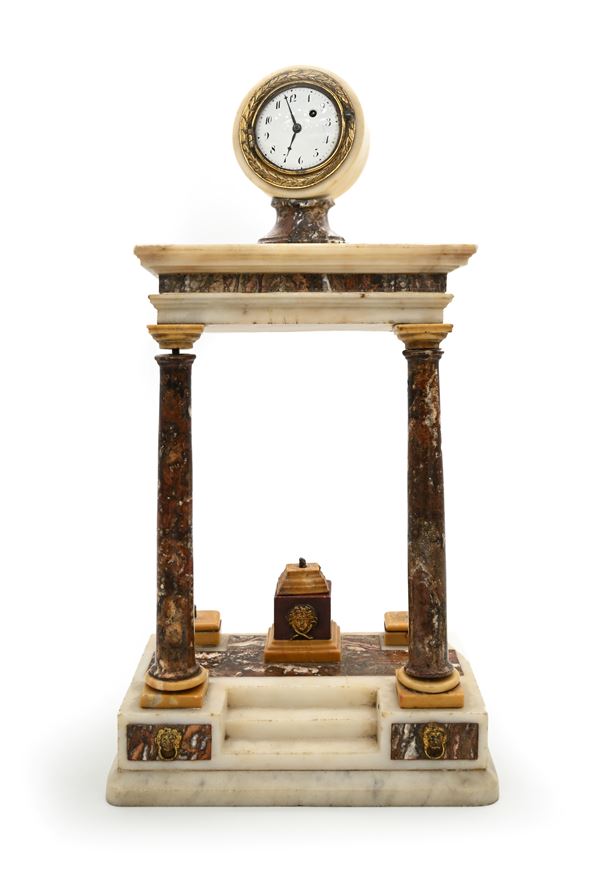 Tempietto in marmo bianco, rosso e giallo