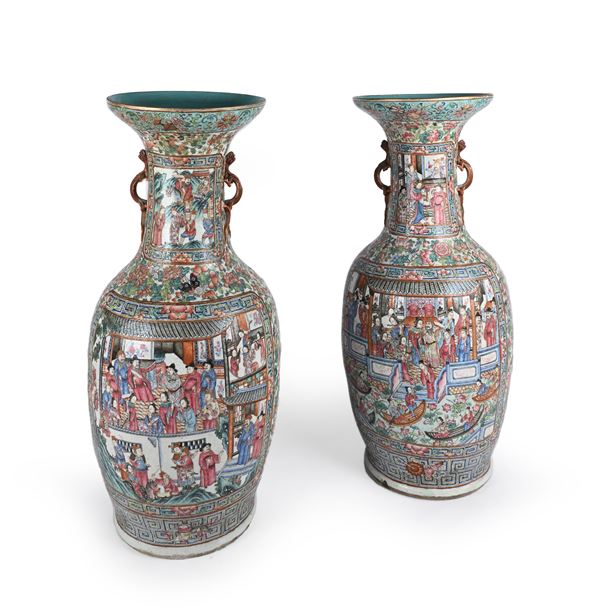 Coppia di grandi vasi in porcellana policroma, Cina, Dinastia Qing, XIX secolo