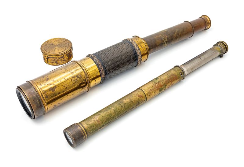 Due cannocchiali telescopici in ottone, uno da marina rivestito in pelle, fine del XIX secolo