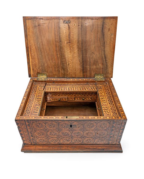 Cassetta in legno intarsiato, XIX secolo