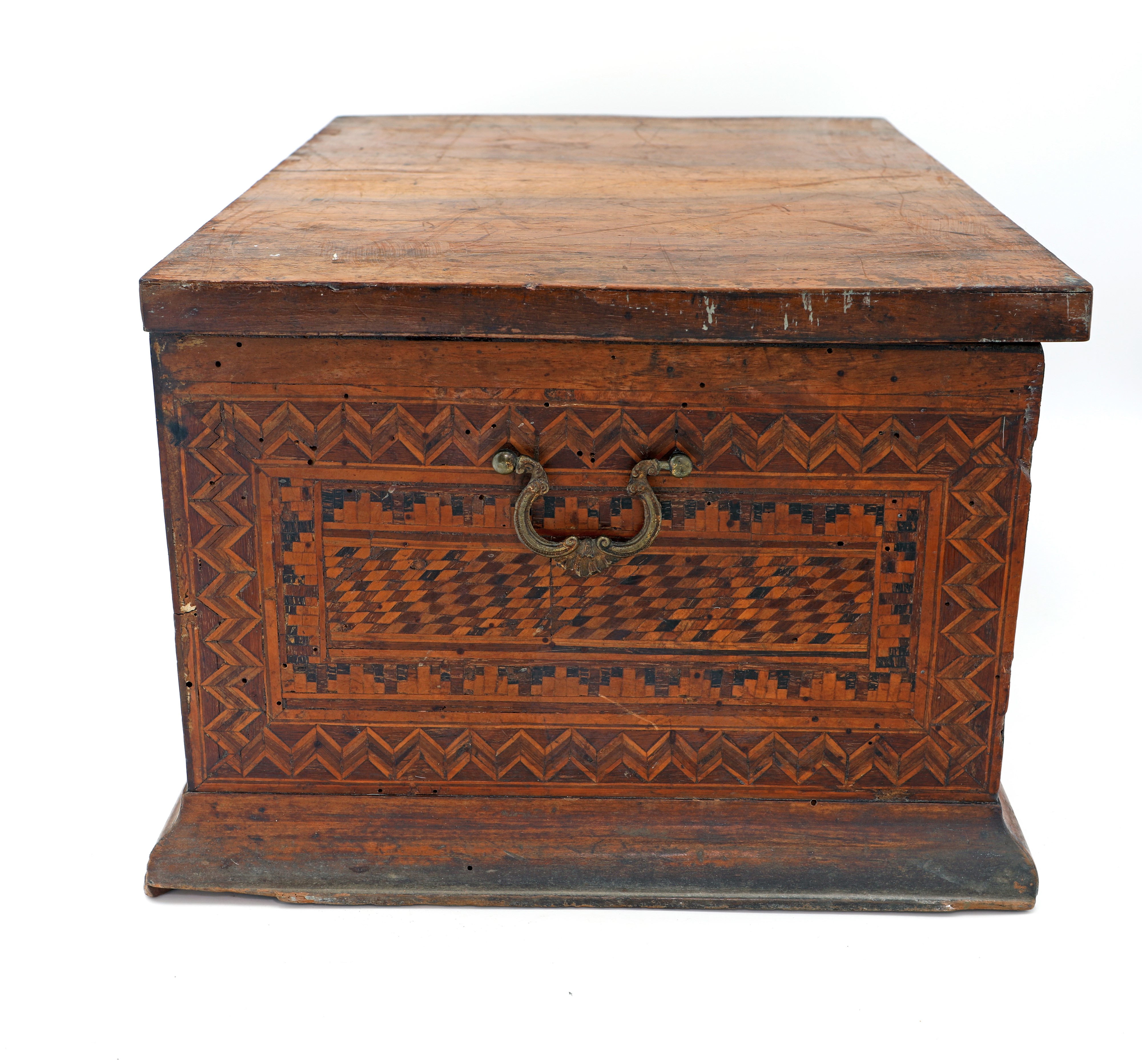 Cassetta in legno intarsiato, XIX secolo