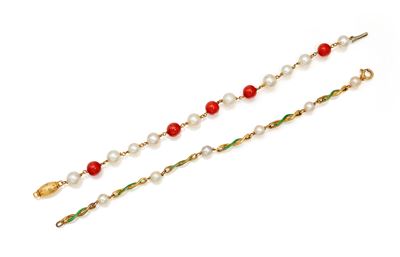Coppia di Bracciali in Oro, Perle, Corallo e Smalti