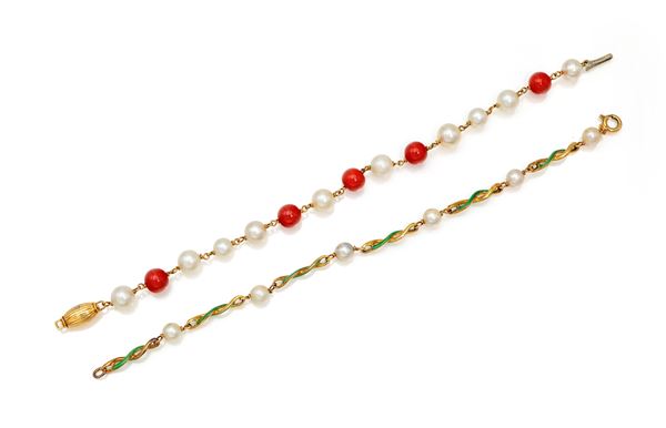 Coppia di bracciali in oro, perle, corallo e smalti